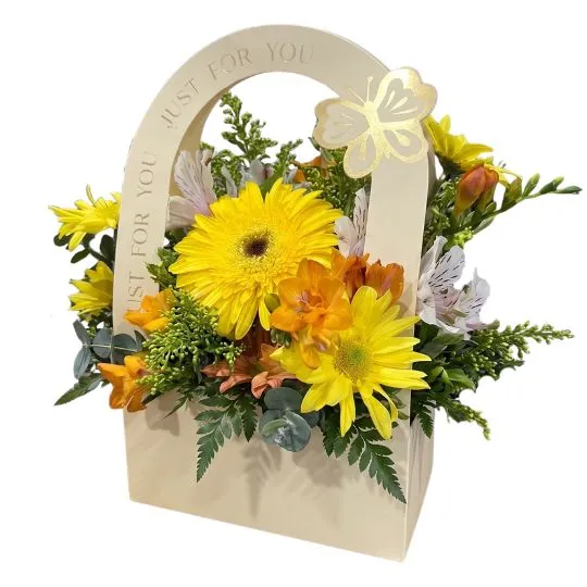Arreglo box con flores de estacion amarillas 